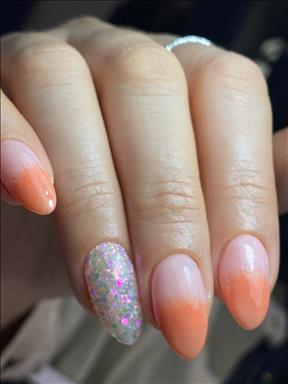 سالن زیبایی خدمات  کاشت ناخن پردیس  در  آمل