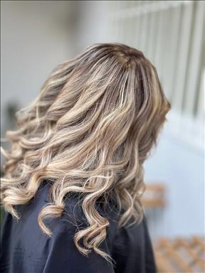 سالن زیبایی رنگ و لایت فاطمه پورحسین  در  مشهد