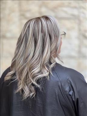 سالن زیبایی رنگ و لایت و درمان مو آزاده آزموده  در  مشهد