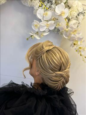 سالن زیبایی عمارت عروس سمیع انصاری  در  همدان