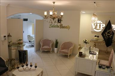 سالن زیبایی زیبایی مونا امیری  در  مشهد