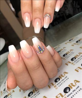 سالن زیبایی  کاشت ناخن فلورا vip nail  در  مشهد