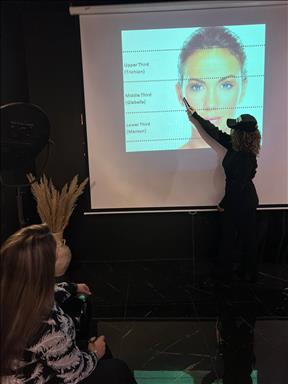 سالن زیبایی خدمات ناخن نقره   در  مشهد