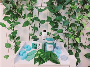 سالن زیبایی کاشت ناخن سایه   در  مشهد