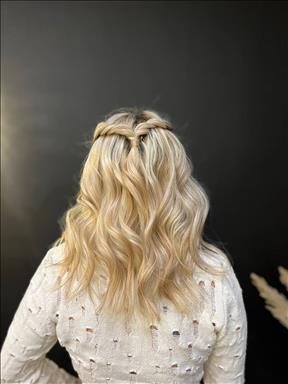 سالن زیبایی خدمات مو نقره  در  مشهد