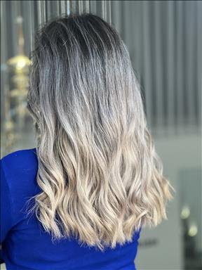 سالن زیبایی آکادمی تخصصی رنگ و کراتین ناهید بزمی  در  مشهد