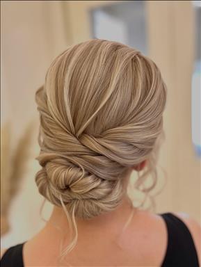 سالن زیبایی سالن زیبایی عروس دلووان  در  مشهد